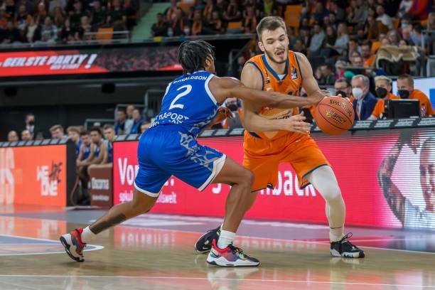 湖人率先借 湖人率先借